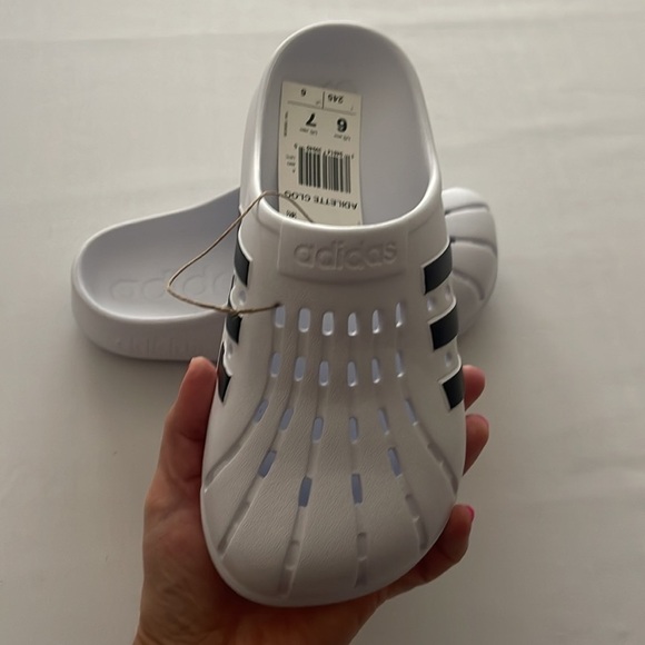 (NWT) Adidas Adilette Unisex Clogs in White & Black, (7 Women’s) (6 Men’s) - Picture 15 of 17